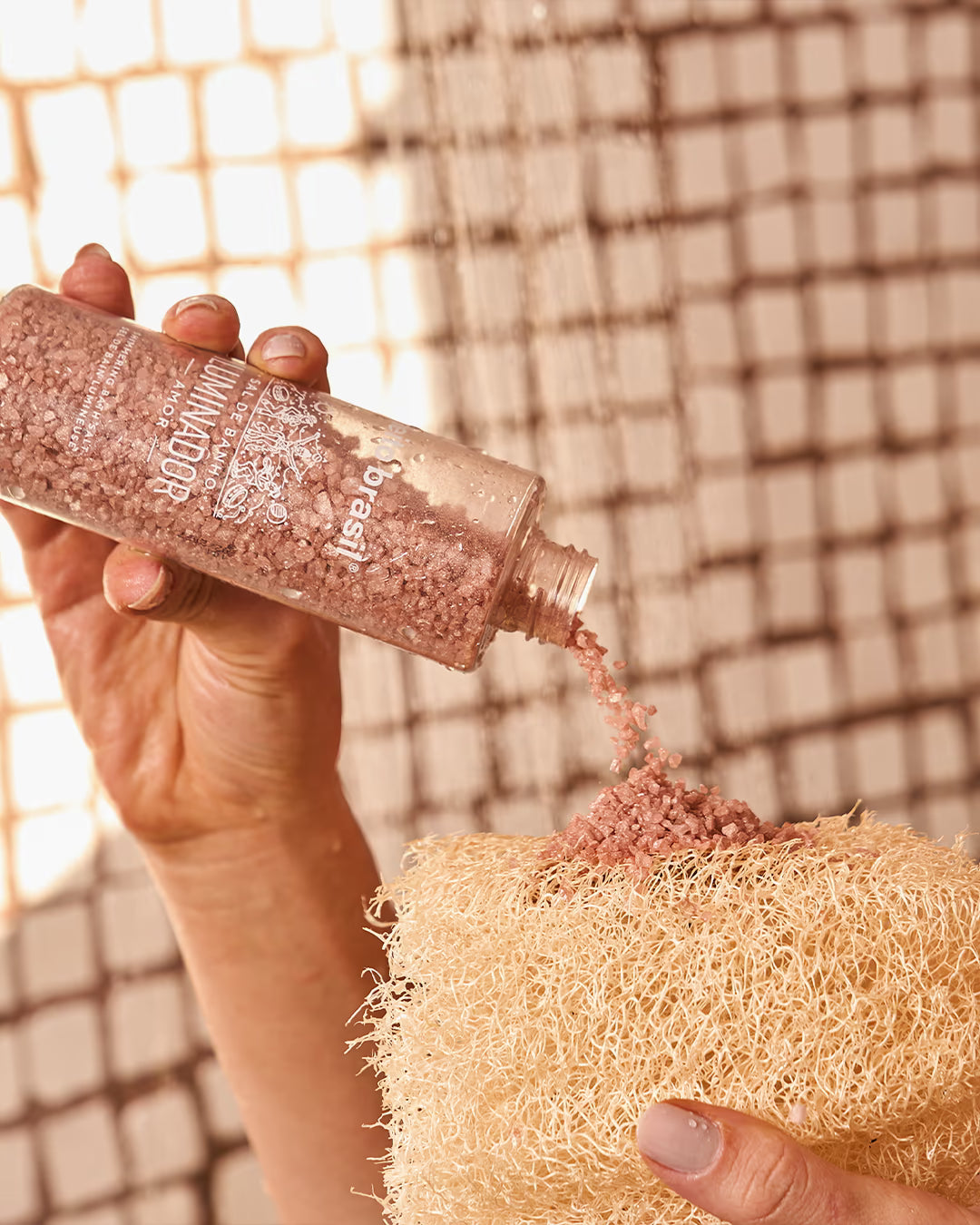 Sal de Banho Esfoliante Rosa de Luxo com partículas de brilho feito brasil para esfoliação