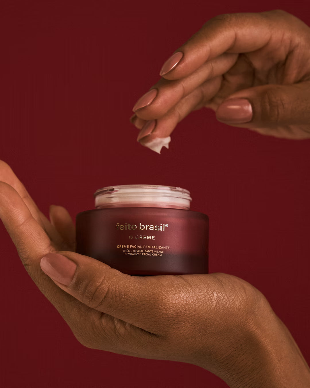 Close da textura consistente e amanteigada do Creme Facial Revitalizante para hidratação intensa.