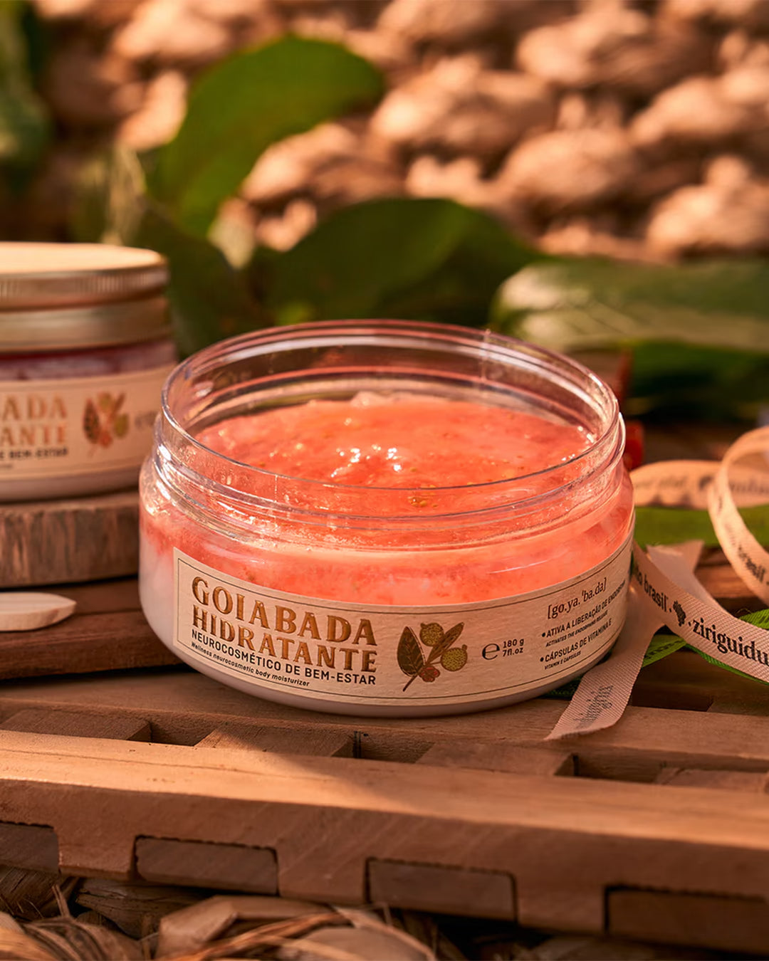 Pote aberto com textura cremosa bifásica da Goiabada Hidratante Neurocosmético do Bem-Estar da feito brasil.