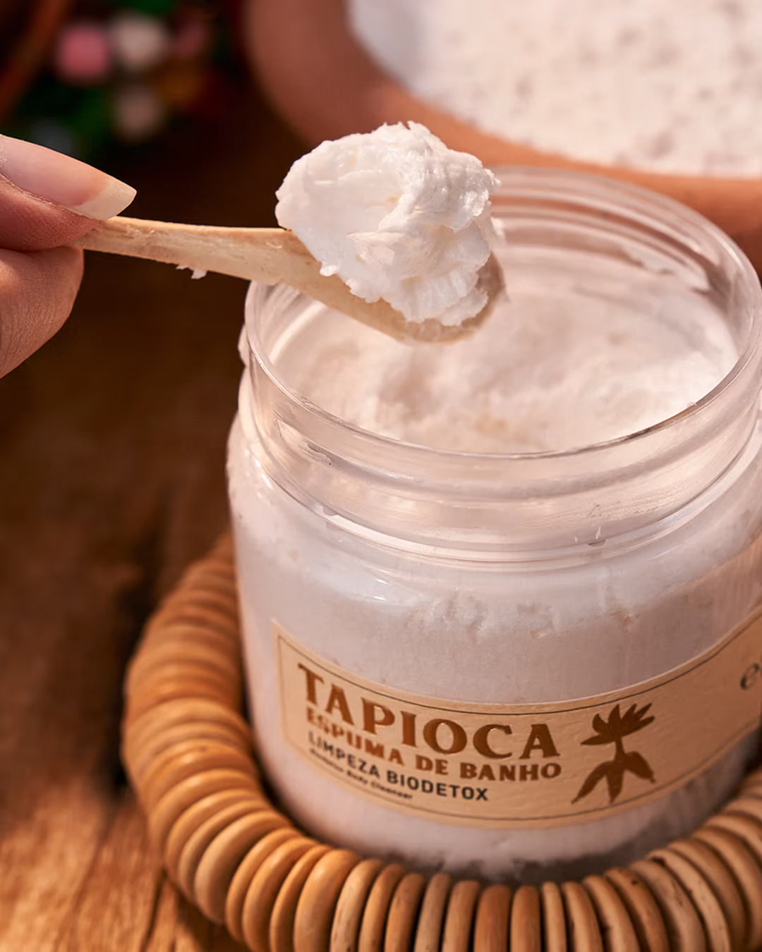 Detalhe da colher de madeira que acompanha o creme de banho Tapioca da coleção Ziriguidum feito brasil.