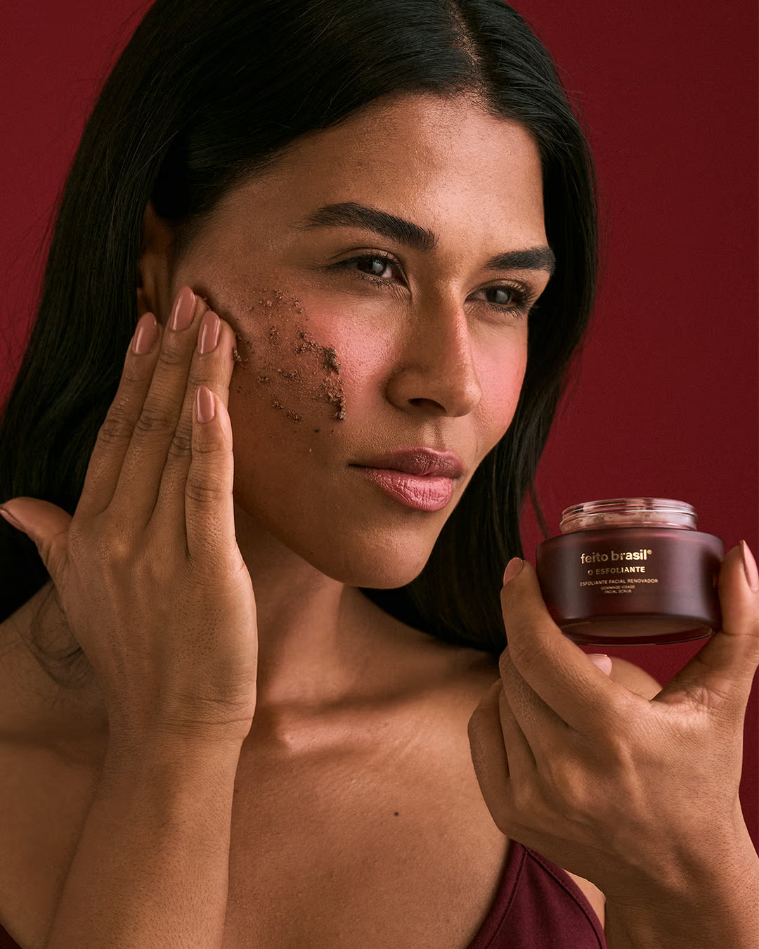 Demonstração de movimentos circulares de aplicação do Esfoliante Facial no rosto.