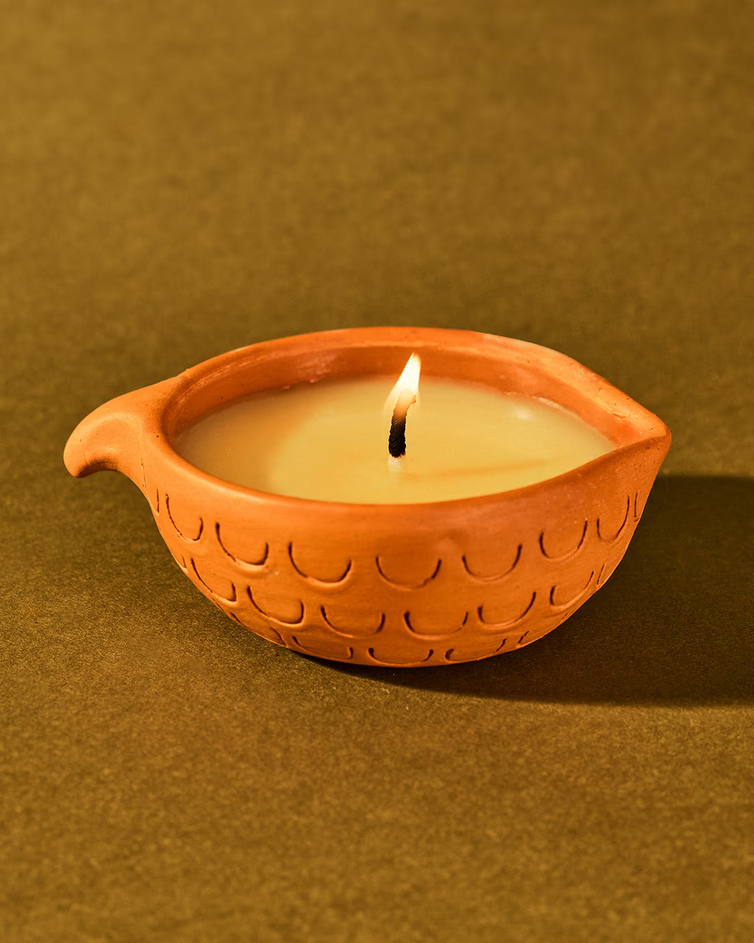 Vela para massagem de Jambu na embalagem artesanal de cerâmica indígena sobre papel verde
