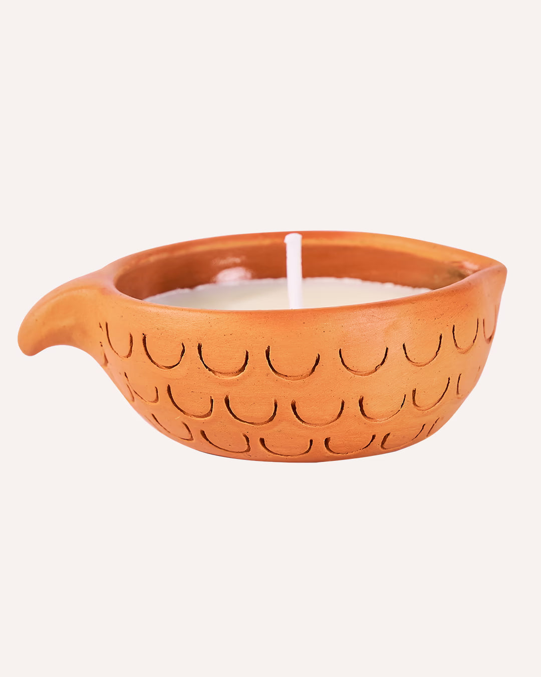 Vela para massagem de Jambu na embalagem artesanal de cerâmica indígena em fundo branco