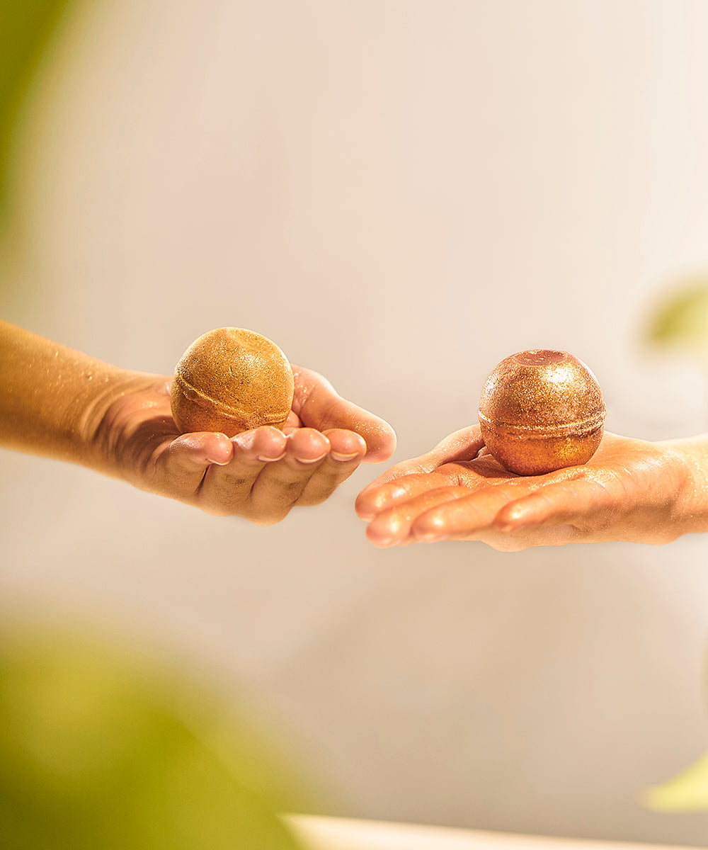 Banho de banheira de luxo com o efeito de brilho dourado da bomba efervescente Fortuna e uso sustentável